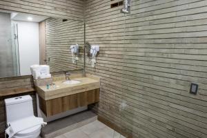 Ένα μπάνιο στο Alko Hotel Integrado