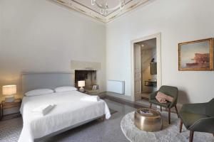 A bed or beds in a room at Palazzo Circolone
