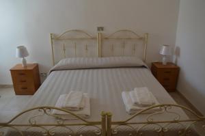 ein Schlafzimmer mit einem Bett mit zwei Handtüchern darauf in der Unterkunft Casa Vacanze La Foggia in Alberobello