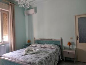 een vrouw op een bed in een slaapkamer bij CasAmare b&b in Marzocca di Senigallia