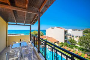 uma varanda com cadeiras e vista para o oceano em Konstantinos Beach 2 em Limenaria