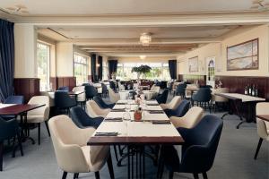 uma grande sala de jantar com mesas e cadeiras em Van der Valk Hotel Hardegarijp - Leeuwarden em Hardegarijp