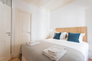 - une chambre avec un lit et des serviettes dans l'établissement FLH Anjos Lovely Apartment, à Lisbonne