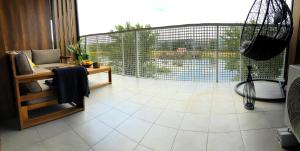 parawan na werandzie z widokiem na basen w obiekcie Glamour Apartment with big, private terrace w Krakowie