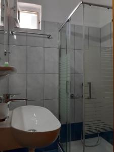 Vonios kambarys apgyvendinimo įstaigoje Ntemos Apartments