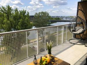 balkon z miską owoców na stole w obiekcie Glamour Apartment with big, private terrace w Krakowie