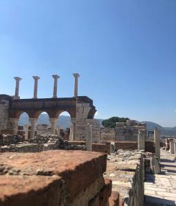 - une vue sur les ruines d'un bâtiment dans l'établissement Ibri Hotel, à Selçuk