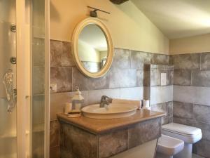 A bathroom at La Valle dei Vigher