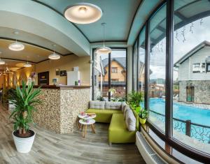 Bazén v ubytování Whiteberry hotel nebo v jeho okolí