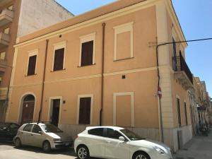 two cars parked in front of a building at LA DIMORA SICILIANA APPARTAMENTI in Trapani