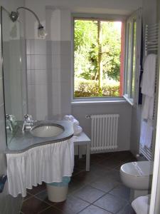 Ванная комната в Lake view rooms and flats Casa Sul Lago