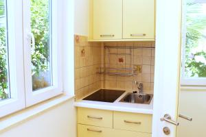 une cuisine avec un évier et une fenêtre dans l'établissement Mito Rooms and Apartments, à Trogir 43 autres photos