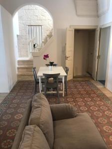 a living room with a couch and a table at Casa La Stella in Martina Franca