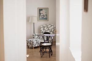 a living room with a table and chairs at Barbara Residenz / Apartment Clematis in Eisenerz