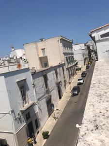 vista su una strada cittadina con edifici e automobili di Casa La Stella a Martina Franca