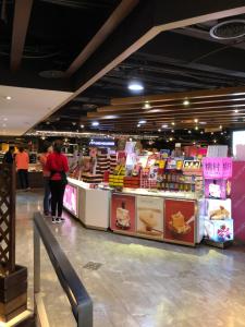 een groep mensen die in een winkel staan bij House Ximending in Taipei