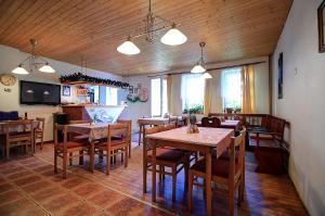 Reštaurácia alebo iné gastronomické zariadenie v ubytovaní Penzion U Walterů