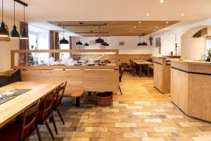 ein Esszimmer mit Holztischen und Stühlen in der Unterkunft Gasthof Metzgerei Neumeyer in Kipfenberg