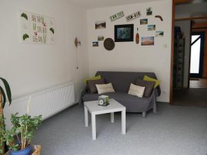 uma sala de estar com um sofá e uma mesa em Apartment Grunbach em Remshalden