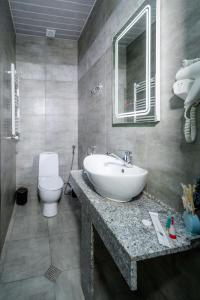 A bathroom at Hotel Makona