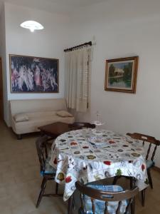 sala de estar con mesa y sofá en Isola Rossa Appartamenti Standard, en Isola Rossa