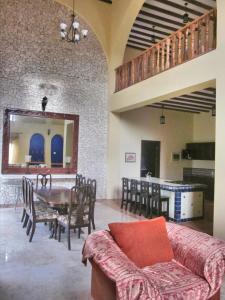 a living room with a couch and a table at Casa de los Pianos in Uaymá