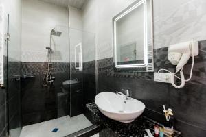 A bathroom at Hotel Makona