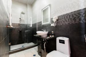 A bathroom at Hotel Makona