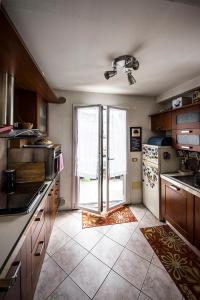 uma cozinha com um frigorífico e uma grande janela em Appartamento La Rondine em Pesaro