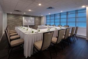 einen Konferenzraum mit einem langen Tisch und Stühlen in der Unterkunft Executive Hotel Cosmopolitan Toronto in Toronto