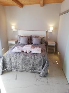 een slaapkamer met een bed met twee handdoeken erop bij Nueva suite jacuzzi relax beach & mountain in Palamós