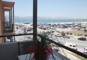 een uitzicht vanuit een raam van een parkeerplaats bij Vida Residential Apartments in Nafplio