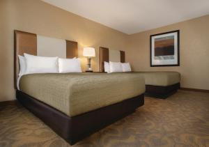 una habitación de hotel con 2 camas y una lámpara en Circus Circus Hotel, Casino & Theme Park, en Las Vegas