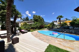 un cortile con piscina e un resort di Hotel Sonnenburg a Merano