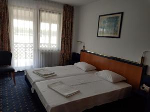 Una habitación de hotel con una cama con toallas. en Portul Dunarii, en Hîrşova