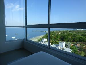 Habitación con ventana y vistas al océano. en Costa Azul Suites 906, en Santa Marta