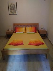 ein Schlafzimmer mit einem großen Bett mit zwei Kissen in der Unterkunft Studio Apartman GRACIJA in Herceg-Novi