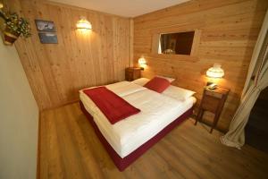 Postel nebo postele na pokoji v ubytování Albergo Alpenrose Ski&Bike Mountain Hotel