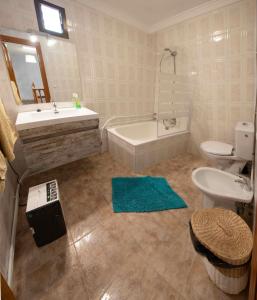 埃爾喬羅的住宿－Casa El Chorro con magníficas vistas，带浴缸、盥洗盆和卫生间的浴室