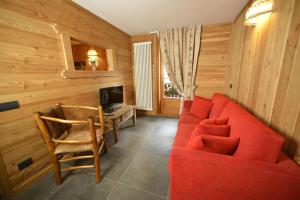 A seating area at Albergo Alpenrose Ski&Bike Mountain Hotel