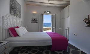 Кровать или кровати в номере Tinos Traditional Sea Side Villa