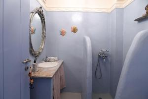 Ένα μπάνιο στο Tinos Traditional Sea Side Villa