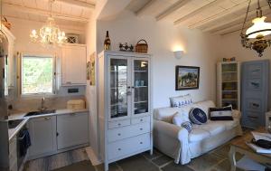 Η κουζίνα ή μικρή κουζίνα στο Tinos Traditional Sea Side Villa