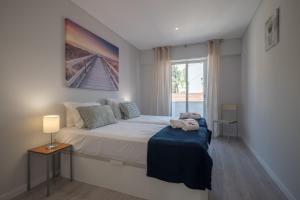 um quarto com uma cama com dois bichos de peluche em RENT4REST SAO BENTO CHARMING em Lisboa