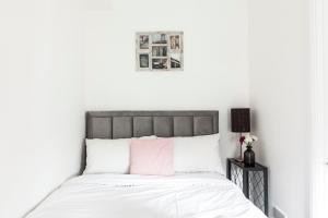 Een bed of bedden in een kamer bij COVENT GARDEN PIAZZA RESIDENCE +36 foto's