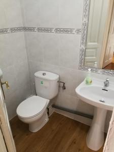 Łazienka w obiekcie Hospedaje Menendez Pelayo