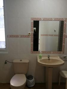 Łazienka w obiekcie Hospedaje Menendez Pelayo