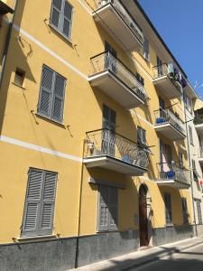 un edificio amarillo con balcones en una calle en Americhe Apartment en Sestri Levante