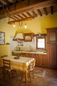 - une cuisine avec une table et un évier dans l'établissement Agriturismo Bio Tra Cielo e Terra, à Grutti