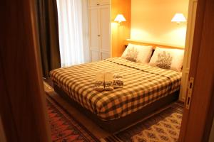 una camera d'albergo con un letto con due scatole sopra di Luxurious Apartment With Sea & Mountain View a Litóchoron